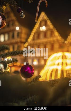 Weihnachtsbaum mit Kugeln vor bunt beleuchteten Fachwerkhäusern, Weihnachtsmarkt Calw, Schwarzwald, Deutschland, Europa Stockfoto