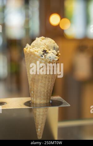 Nahaufnahme eines Vanilleeises mit Schokoladenchips in Waffeln, Bokeh-Hintergrund, Herbstkreationen im Cafe Kuh, Deckenpfronn, Deutschland, Europa Stockfoto