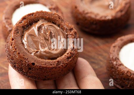 Hausgemachte Schokoladen-Desserttassen gefüllt mit cremiger Schokolade. Süße Backwaren. Stockfoto