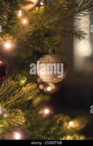 Nahaufnahme einer glitzernden Weihnachtsbaumkugel auf einem Weihnachtsbaum, Weihnachtsmarkt Nagold, Schwarzwald, Deutschland, Europa Stockfoto