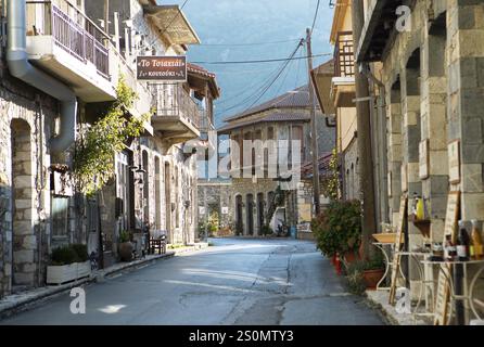 Hauptstraße am Morgen im Bergdorf Langadia, Arcadia, Peloponnes, Griechenland, Europa Stockfoto