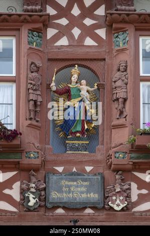 Marienfigur mit Jesuskind auf dem historischen Deutschen Haus, 1440 als Drechselhaus erbaut, heutige Fassade Spätrenaissance 1593/94 Stockfoto