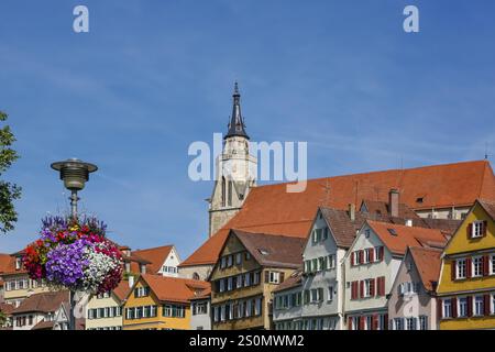 Häuser, Stiftskirche zu St. Georg, evangelische Pfarrkirche, Kirche, Sakralbau, Kirchturm, Uhr, Baumeister Peter von Koblenz und H. Stockfoto