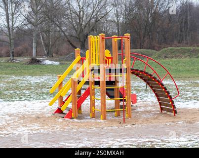 Heller Kinderspielplatz im Winterpark Stockfoto