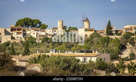 Spanisches Dorf mit Windmühle auf einem Hügel in mediterraner Landschaft, Montuiri, Mallorca, Spanien, Europa Stockfoto