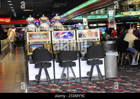 Las Vegas, Nevada, USA, Nordamerika, Innenansicht eines Kasinos in Las Vegas mit Spielautomaten, Stühlen und Tischspielern, Las Vegas S Stockfoto