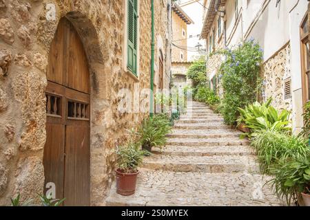 Enge historische Gasse in Fornalutx, Mallorca, Spanien, Europa Stockfoto
