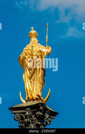 Die goldene Mariensäule auf dem Hauptplatz der Mariensäule, München, Bayern, Deutschland. Stockfoto