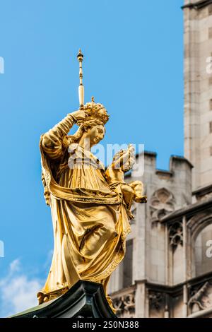 Die goldene Mariensäule auf dem Hauptplatz der Mariensäule, München, Bayern, Deutschland. Stockfoto