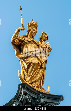 Die goldene Mariensäule auf dem Hauptplatz der Mariensäule, München, Bayern, Deutschland. Stockfoto