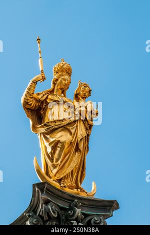 Die goldene Mariensäule auf dem Hauptplatz der Mariensäule, München, Bayern, Deutschland. Stockfoto