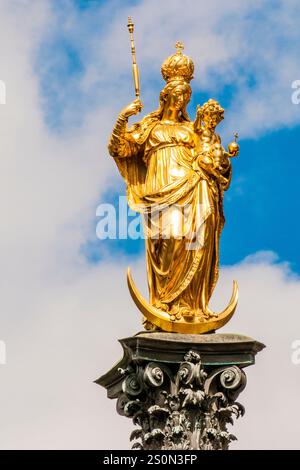 Die goldene Mariensäule auf dem Hauptplatz der Mariensäule, München, Bayern, Deutschland. Stockfoto