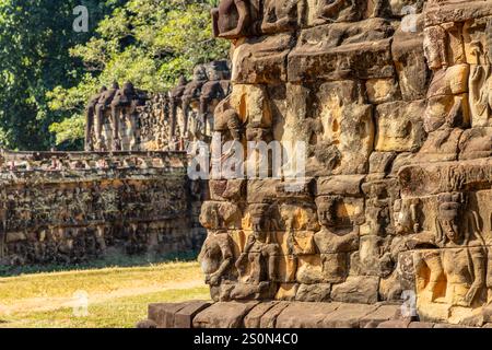 Terrasse des Königs Leper mit Terrasse von Elefanten im Hintergrund, zeremonielle Wand mit hinduistischen Skulpturen, archäologischer Park Angkor Thom, Siem Reap Stockfoto