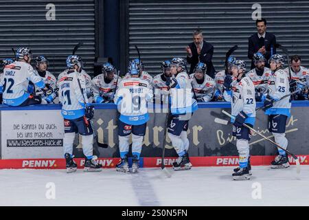 Frankfurt, Deutschland. Dezember 2024. Panther bei einer Auszeit nach dem dritten Tor f?r Frankfurt im Gespr?ch mit Mark French (Headcoach/Trainer ERC Ingolstadt #9) & Myles Powell (ERC Ingolstadt #11) & Kenny Agostino (ERC Ingolstadt #11) & Mathew Bodie (ERC Ingolstadt #22) & Leon H?ttl (ERC Ingolstadt #25) & Daniel Schm?lz (ERC #92), Frankfurt 28.12.2024/Ingolstadt, Frankfurt/Eisstadt Live: dpa, Frankfurt/Eisstadt Live: dpa Stockfoto