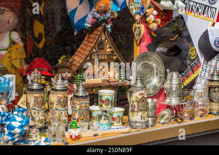 Souvenirs am Viktualienmarkt ein zentraler Lebensmittel- oder Bauernmarkt, München, Bayern, Deutschland. Stockfoto