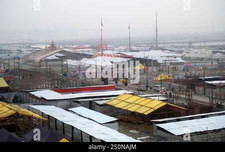 PRAYAGRAJ, INDIEN - 28. DEZEMBER: Akharas nehmen im Mahakumbh Nagar Gestalt auf, bevor das Mahakumbh Festival am 28. Dezember 2024 in Prayagraj, Indien, stattfindet. Die nächste Maha Kumbh Mela findet vom 13. Januar bis 26. Februar 2025 in Prayagraj statt. Das Festival wird voraussichtlich über 400 Millionen Pilger anziehen. Quelle: SIPA USA/Alamy Live News Stockfoto