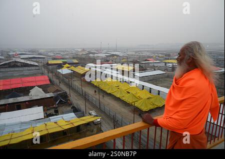 PRAYAGRAJ, INDIEN - 28. DEZEMBER: Sadhu betrachtet Mahakumbh-Stadt, die vor dem bevorstehenden Mahakumbh-Festival am 28. Dezember 2024 in Prayagraj, Indien, Gestalt annimmt. Die nächste Maha Kumbh Mela findet vom 13. Januar bis 26. Februar 2025 in Prayagraj statt. Das Festival wird voraussichtlich über 400 Millionen Pilger anziehen. Im Mittelpunkt des Festivals steht das Ritual, ein heiliges Bad im heiligen Wasser zu nehmen, das die spirituelle Reinigung symbolisiert. (Foto: Deepak Gupta/Hindustan Times Credit: SIPA USA/Alamy Live News Stockfoto