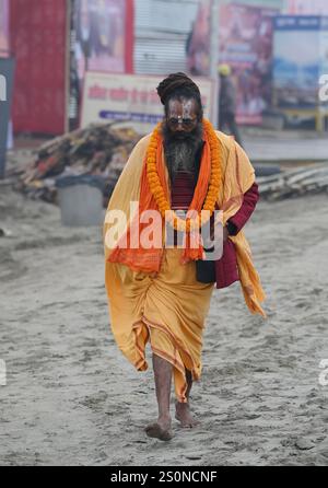 PRAYAGRAJ, INDIEN - 28. DEZEMBER: Ein Sadhu zieht bei Regen am 28. Dezember 2024 in Prayagraj in Indien zu seinem Akhada. Die nächste Maha Kumbh Mela findet vom 13. Januar bis 26. Februar 2025 in Prayagraj statt. Das Festival wird voraussichtlich über 400 Millionen Pilger anziehen. Quelle: SIPA USA/Alamy Live News Stockfoto