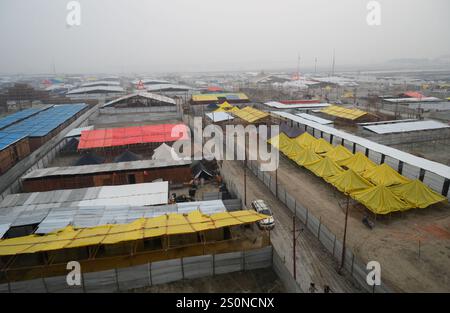 PRAYAGRAJ, INDIEN - 28. DEZEMBER: Akharas nehmen im Mahakumbh Nagar Gestalt auf, bevor das Mahakumbh Festival am 28. Dezember 2024 in Prayagraj, Indien, stattfindet. Die nächste Maha Kumbh Mela findet vom 13. Januar bis 26. Februar 2025 in Prayagraj statt. Das Festival wird voraussichtlich über 400 Millionen Pilger anziehen. Quelle: SIPA USA/Alamy Live News Stockfoto