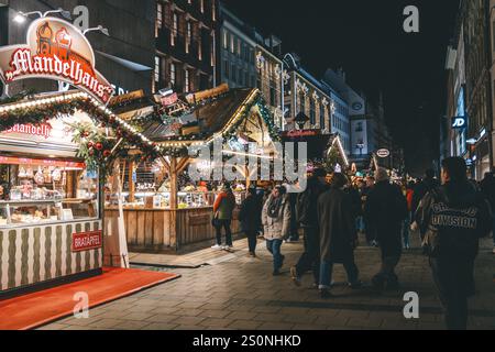 München, Deutschland - 2. Dezember 2024: Weihnachtsmarkt in München, Deutschland bei Nacht Stockfoto