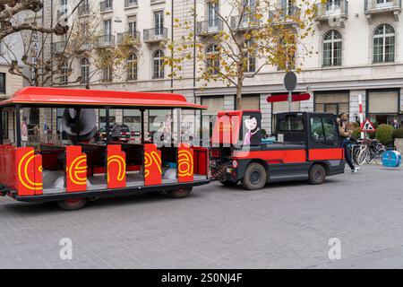 Genf, Schweiz - 10. Dezember 2024: Straßenbahn für Touristen - Genf Sightseeing Tour Stockfoto