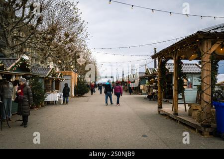 Genf, Schweiz - 10. Dezember 2024: Weihnachtsmarkt Noel Au Quai am Genfer See Stockfoto