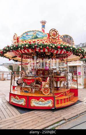 Genf, Schweiz - 10. Dezember 2024: Traditionelles Karussell (Karussell) auf dem Weihnachtsmarkt Noel Au Quai in Genf, Schweiz Stockfoto