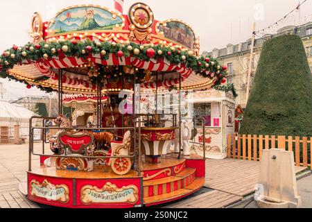 Genf, Schweiz - 10. Dezember 2024: Traditionelles Karussell (Karussell) auf dem Weihnachtsmarkt Noel Au Quai in Genf, Schweiz Stockfoto