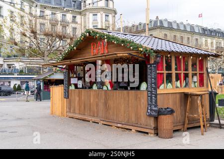 Genf, Schweiz - 10. Dezember 2024: Kleiner Weihnachtsmarkt in der Nähe des Genfer Sees mit Ständen und Verkaufsständen, die Lebensmittel und Schmuckstücke verkaufen Stockfoto