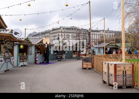 Genf, Schweiz - 10. Dezember 2024: Kleiner Weihnachtsmarkt in der Nähe des Genfer Sees mit Ständen und Verkaufsständen, die Lebensmittel und Schmuckstücke verkaufen Stockfoto