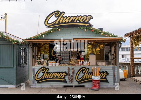 Genf, Schweiz - 10. Dezember 2024: Stand mit Churros auf dem Weihnachtsmarkt in Genf Stockfoto