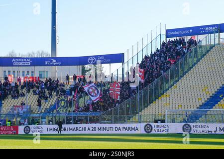 Parma, Italien. Dezember 2024. AC Monza Fans im Ennio Tardini Stadion in Parma während des italienischen Meisterschaftsspiels Serie A zwischen Parma Calcio und AC Monza am 28. Dezember 2024 im Ennio Tardini Stadion in Parma, Italien. Quelle: Luca Rossini/E-Mage/Alamy Live News Stockfoto