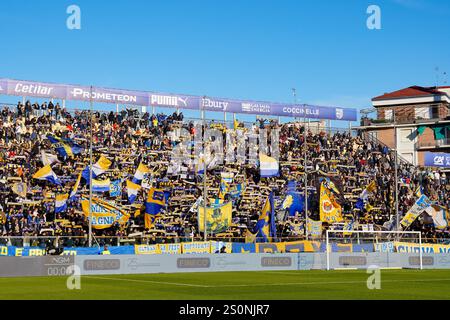 Parma, Italien. Dezember 2024. Parma Calcio Fans beim italienischen Meisterschaftsspiel Serie A zwischen Parma Calcio und AC Monza am 28. Dezember 2024 im Ennio Tardini Stadion in Parma, Italien. Quelle: Luca Rossini/E-Mage/Alamy Live News Stockfoto