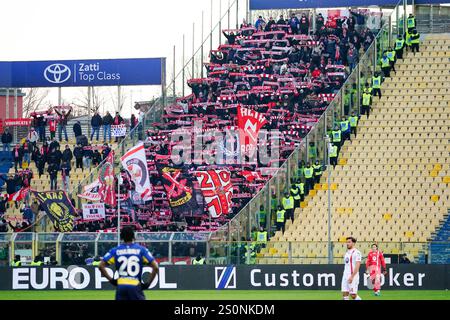 Parma, Italien. Dezember 2024. AC Monza Fans im Ennio Tardini Stadion in Parma während des italienischen Meisterschaftsspiels Serie A zwischen Parma Calcio und AC Monza am 28. Dezember 2024 im Ennio Tardini Stadion in Parma, Italien. Quelle: Luca Rossini/E-Mage/Alamy Live News Stockfoto