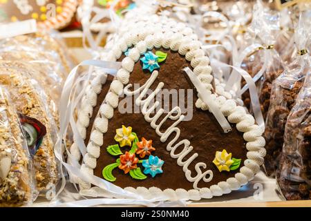 Mulhouse dekorierter Lebkuchenherz-Keks zum Verkauf auf dem Weihnachtsmarkt in Mulhouse France Stockfoto