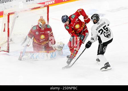 Eishockey DEL - 24/25 - 31. Spieltag: Düsseldorfer EG vs Grizzlys Wolfsburg am 28.12.2024 im PSD Bank Dome in Düsseldorf Torchance für Wolfsburgs Darren Archibald (Nr.25) gegen Düsseldorfs Torhüter Nikita Quapp (Nr.33) Foto: Osnapix Stockfoto