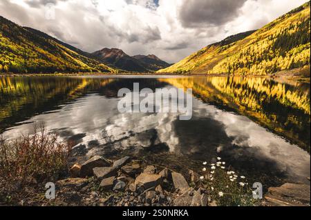 Der Ruhige Mountain Lake Reflektiert Den Herbstwald Unter Dramatischem Himmel Stockfoto