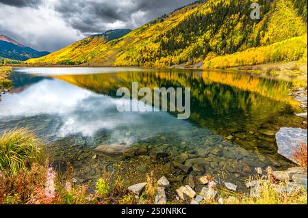 Crystal Lake mit Reflexion im Herbst Stockfoto