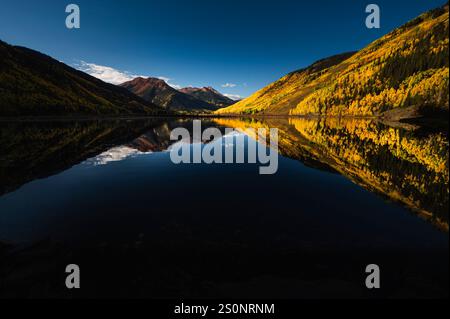 Ruhiger Bergsee mit Herbstfarben und Reflexen in ruhiger Landschaft Stockfoto