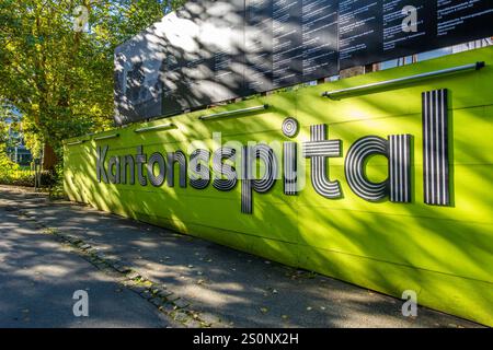 Sankt Gallen, Schweiz - 27. September 2024: Kantonsspital - Kantonsspital. Eine leuchtend grüne Wand zeigt ein stilvolles, modernes deutsches Schild mit bo Stockfoto