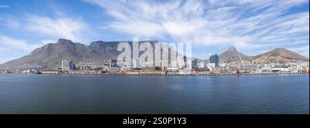 Panoramablick auf die Küste von kapstadt und den Tafelberg vom Meer in kapstadt, Südafrika am 19. Dezember 2024 Stockfoto