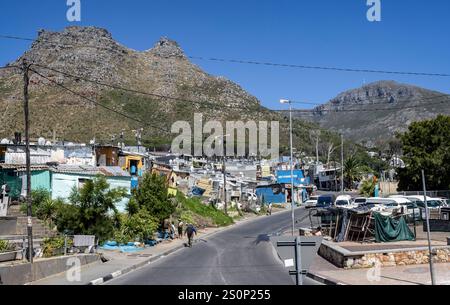 Shanty Town of Corrogated Building am Rande von Kapstadt, Südafrika am 19. Dezember 2024 Stockfoto