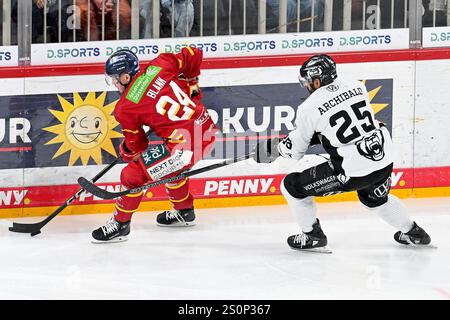 Eishockey DEL - 24/25 - 31. Spieltag: Düsseldorfer EG vs Grizzlys Wolfsburg am 28.12.2024 im PSD Bank Dome in Düsseldorf Wolfsburgs Darren Archibald ( Nr.25) gegen Düsseldorfs Alexander blank ( Nr.24) Foto: Osnapix Stockfoto