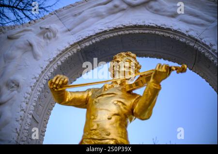 wien, österreich, 28. dezember 2024, johann strauss Denkmal im Stadtpark von wien *** wien, österreich, 28. dezember 2024, johann strauss denkmal im stadtpark von wien Copyright: xx Stockfoto