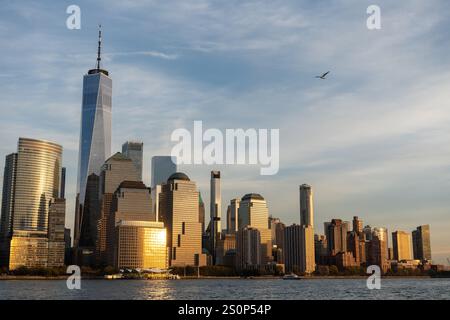 Die berühmte Skyline von New York City vom Hudson von Midtown bis Lower Manhattan ist reich an Geschichte und berühmten Wahrzeichen Stockfoto