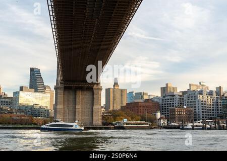 Zu den Brücken, die den East River von New York City überspannen, gehören die Brooklyn, Manhattan und Williamsburg Bridge, die jeweils ein berühmtes Wahrzeichen für sich sind Stockfoto