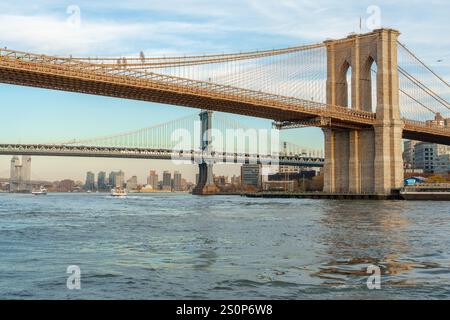 Zu den Brücken, die den East River von New York City überspannen, gehören die Brooklyn, Manhattan und Williamsburg Bridge, die jeweils ein berühmtes Wahrzeichen für sich sind Stockfoto