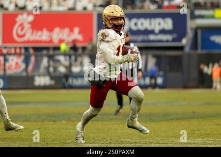 Bronx, New York, USA. Dezember 2024. Boston College Eagles Wide Receiver LEWIS BOND (11) läuft mit dem Ball während des Pinstripe Bowl 2024 zwischen Nebraska Cornhuskers und Boston College Eagles im Yankee Stadium in der Bronx, NY. (Credit Image: © Scott Rausenberger/ZUMA Press Wire) NUR ZUR REDAKTIONELLEN VERWENDUNG! Nicht für kommerzielle ZWECKE! Quelle: ZUMA Press, Inc./Alamy Live News Stockfoto