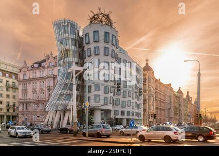 Praha, Tschechische Republik, 20. Dezember 2024: Das Tanzhaus im Neustädter Viertel, auch Fred and Ginger genannt, wurde von den Architekten Vlado Milunic und entworfen Stockfoto