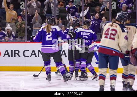 St. Paul, Minnesota, USA. Dezember 2024. Die Spieler von Minnesota Frost feiern gemeinsam, nachdem sie in der zweiten Periode ein Tor erzielt haben. Die Minnesota Frost und die Montreal Victoire standen am 28. Dezember im XCEL Energy Center in St. Paul Minnesota gegenüber. Die Montreal Victoire siegten mit 3:2. (Kreditbild: © Michael Turner/ZUMA Press Wire) NUR REDAKTIONELLE VERWENDUNG! Nicht für kommerzielle ZWECKE! Quelle: ZUMA Press, Inc./Alamy Live News Stockfoto